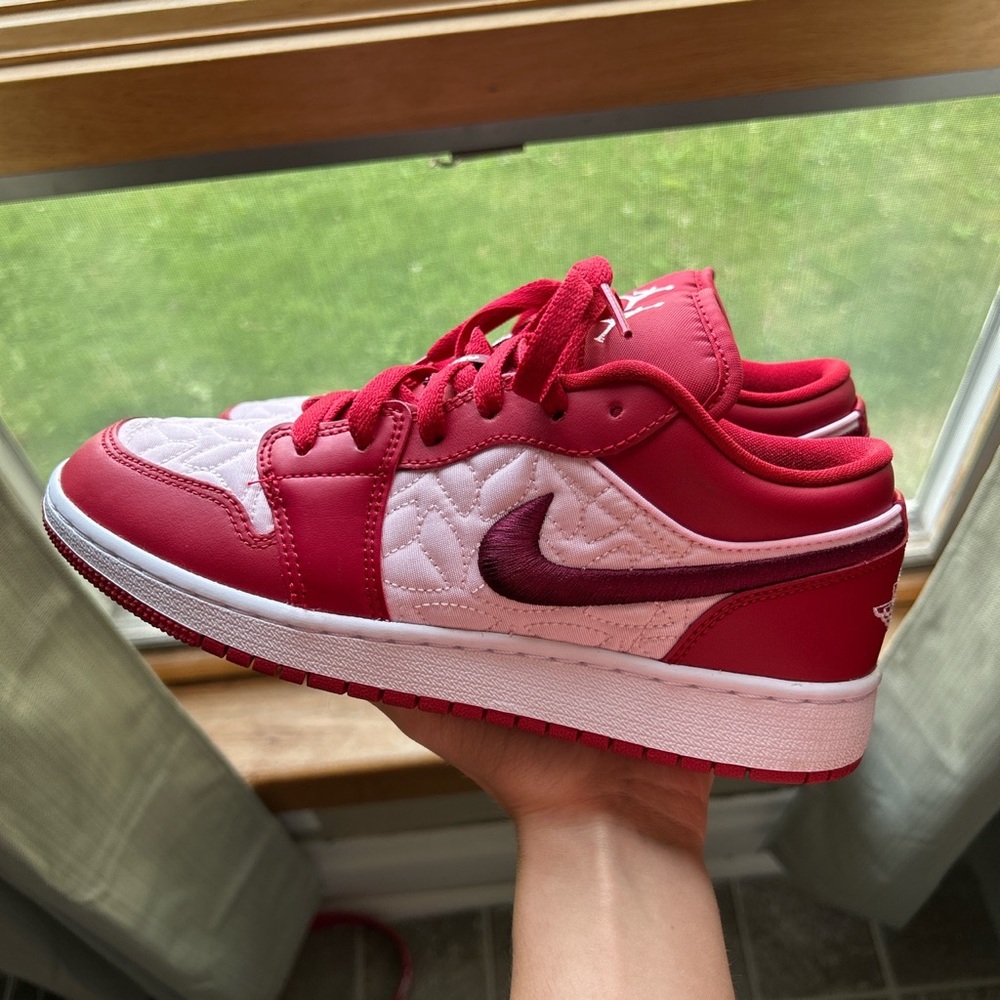 Jordan 1 low 5.5 youth- 7 in women’s